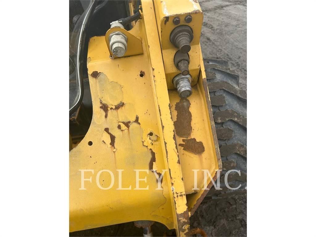 CAT 272D2 Mini Pale Gommate