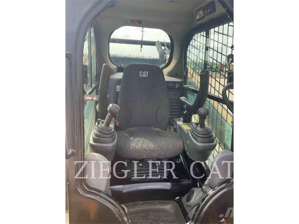 CAT 272D2 Mini Pale Gommate