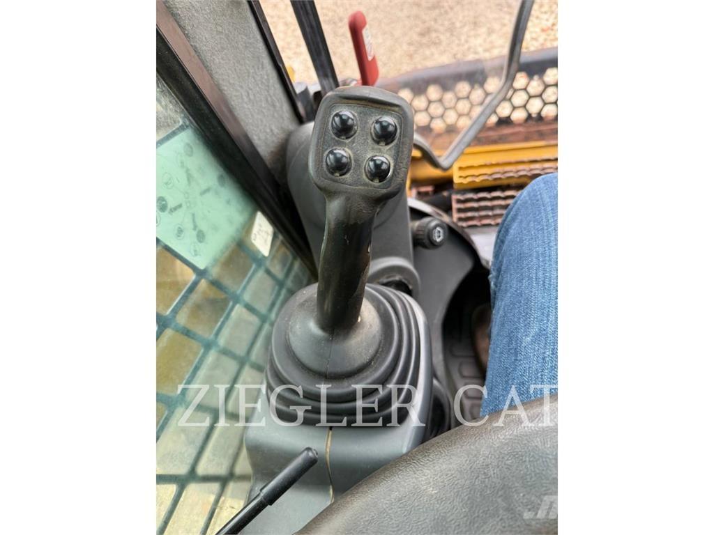 CAT 272D2 Mini Pale Gommate