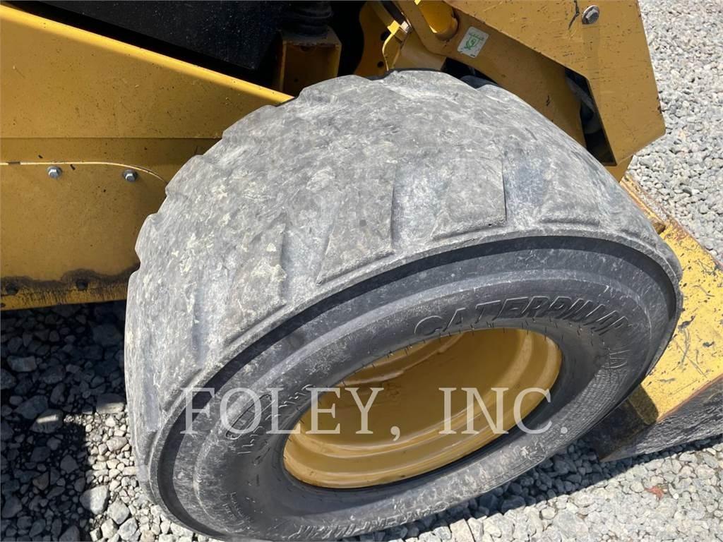 CAT 272D2XHP Mini Pale Gommate