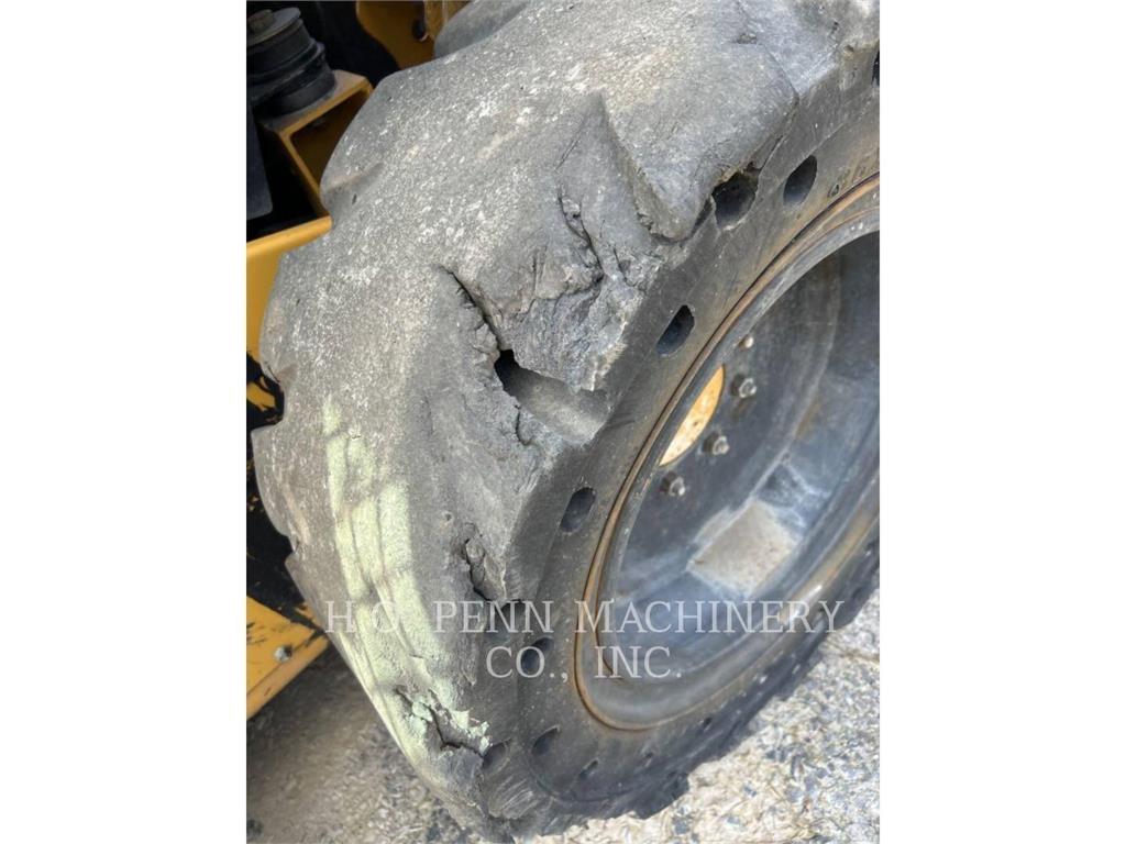 CAT 272D2XHP Mini Pale Gommate