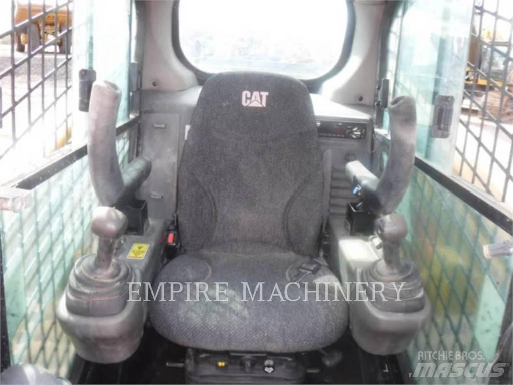 CAT 279D Mini Pale Gommate