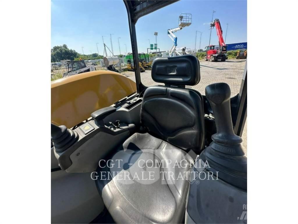 CAT 302.7DCR Escavatori cingolati