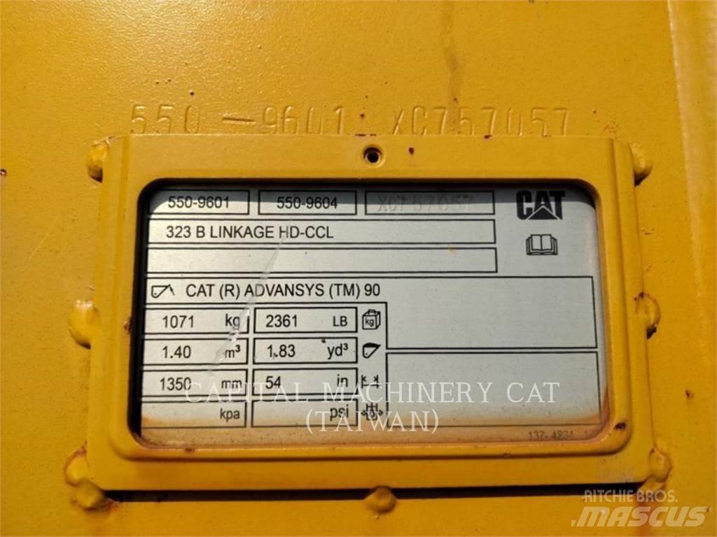 CAT 323 Benne