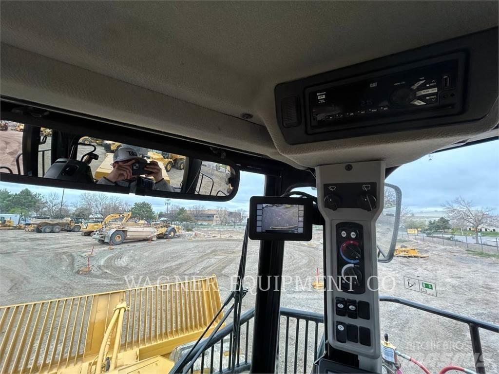 CAT 836K Pale gommate