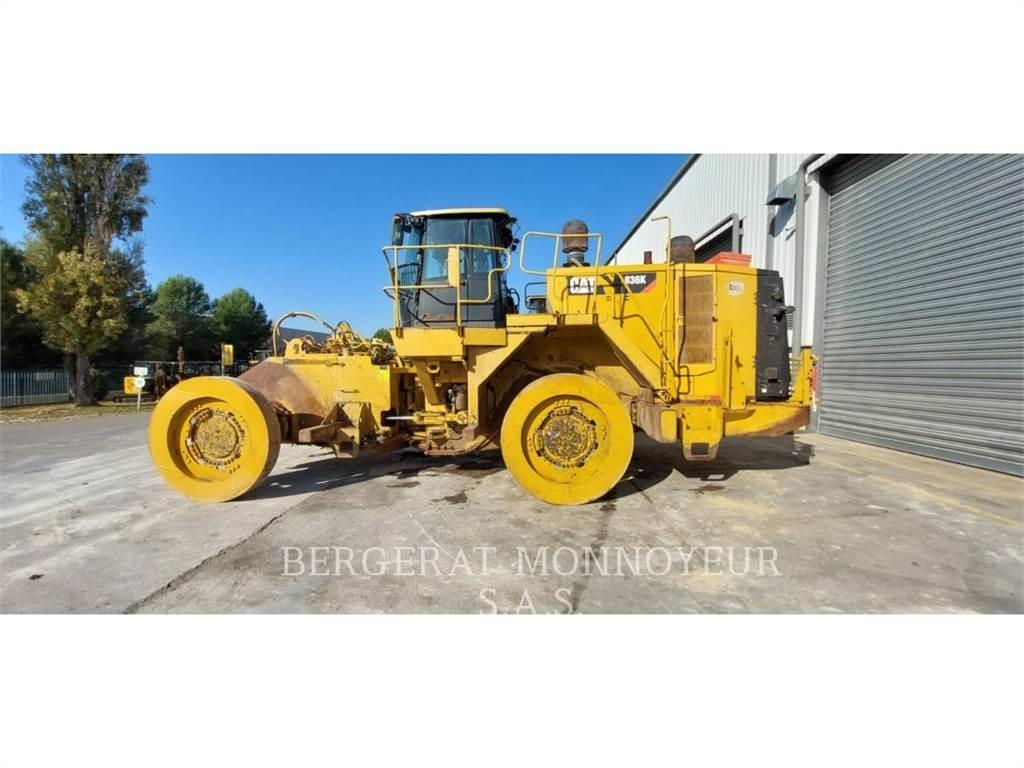CAT 836K Dozer gommati