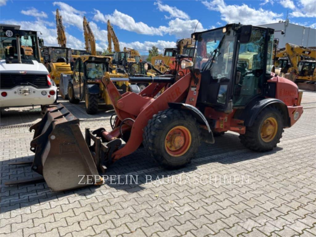CAT 906H Pale gommate