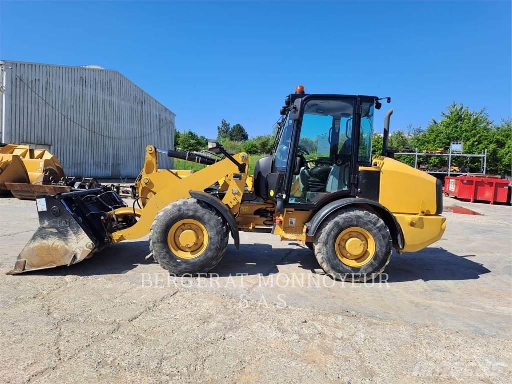 CAT 906M Pale gommate