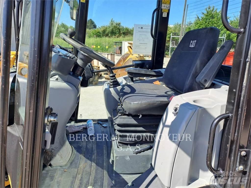 CAT 906M Pale gommate