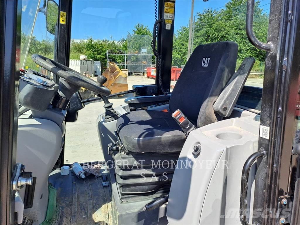CAT 906M Pale gommate