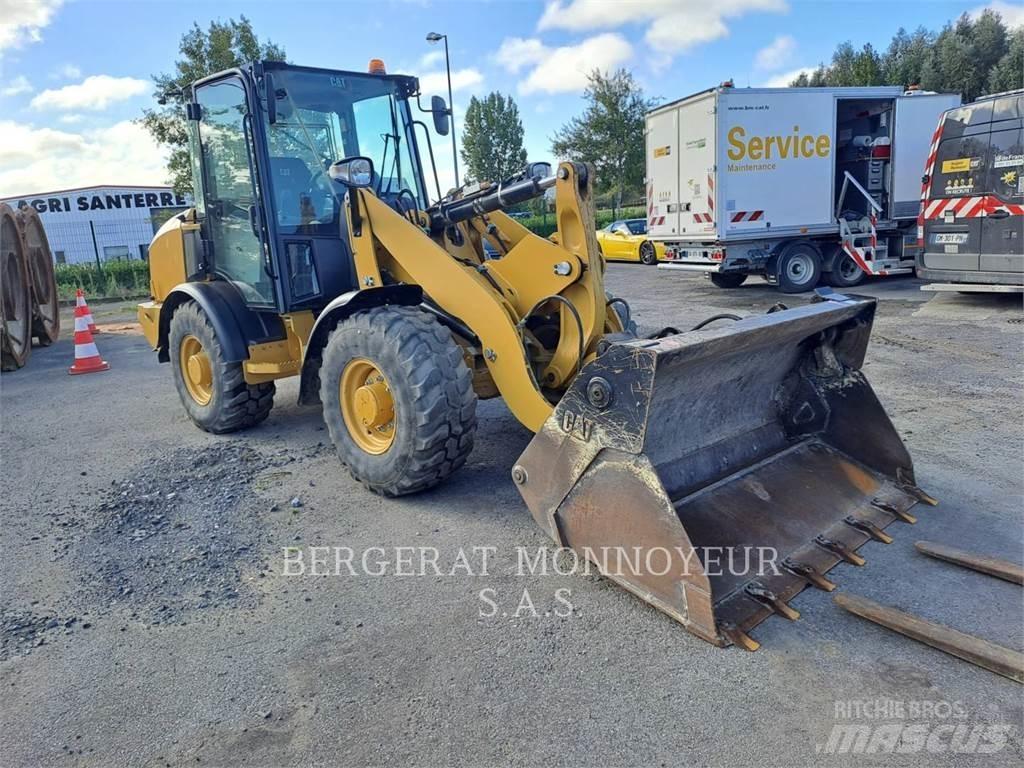 CAT 906M Pale gommate
