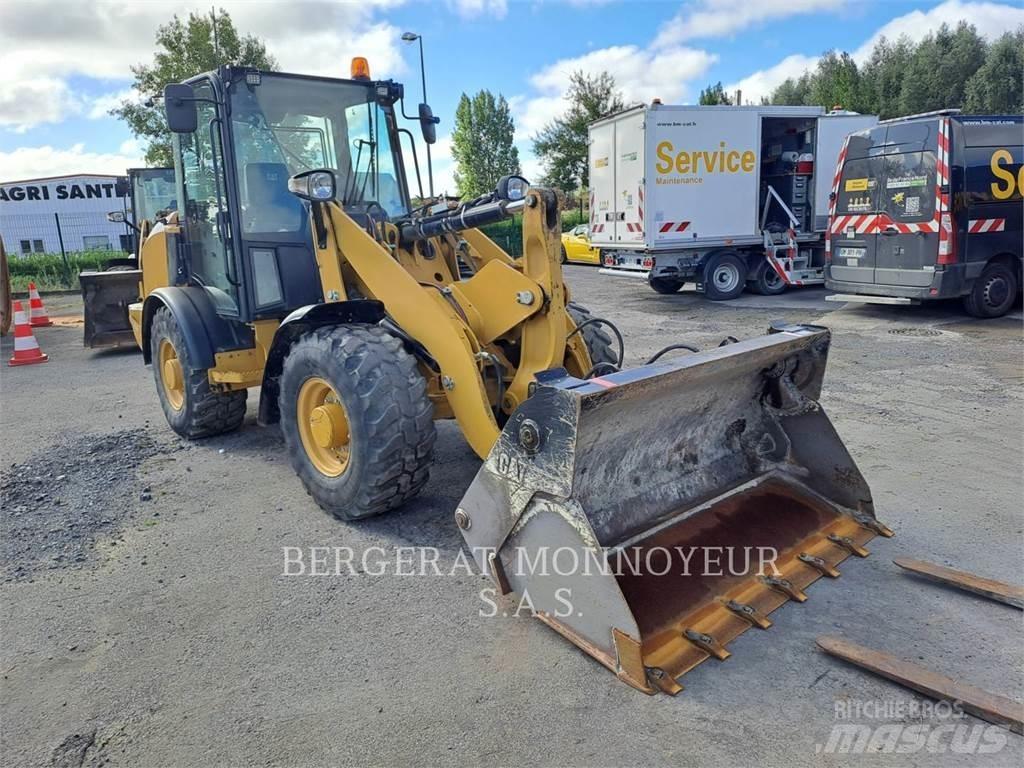 CAT 906M Pale gommate