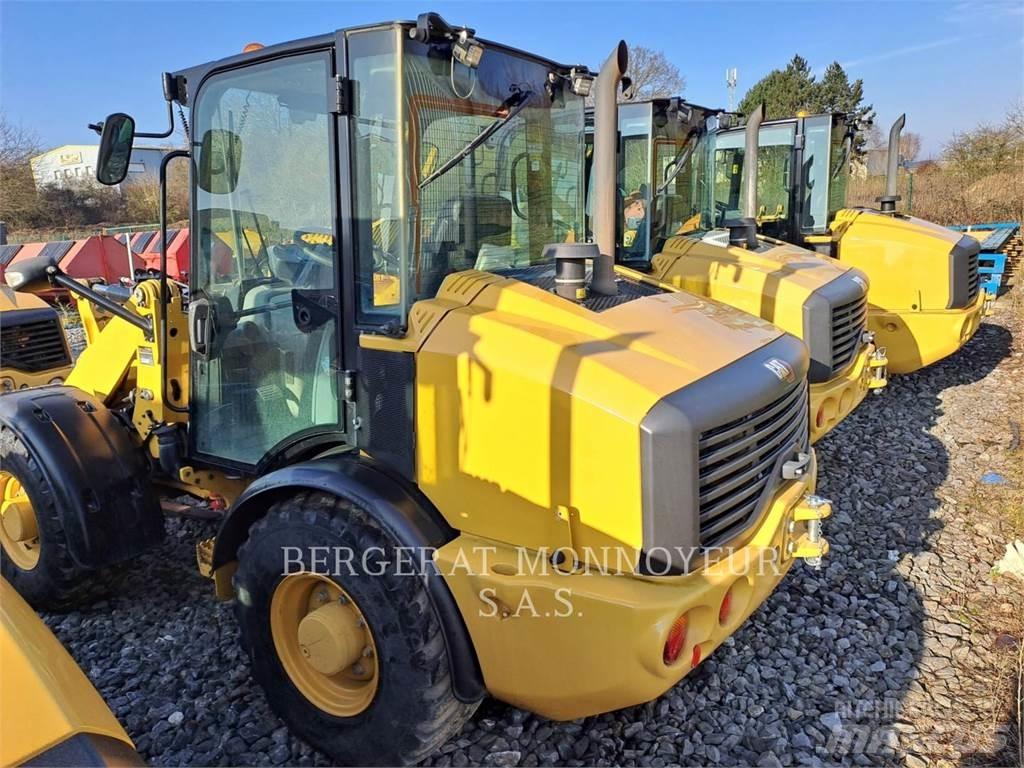 CAT 906M Pale gommate