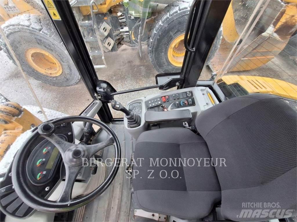 CAT 906M Pale gommate