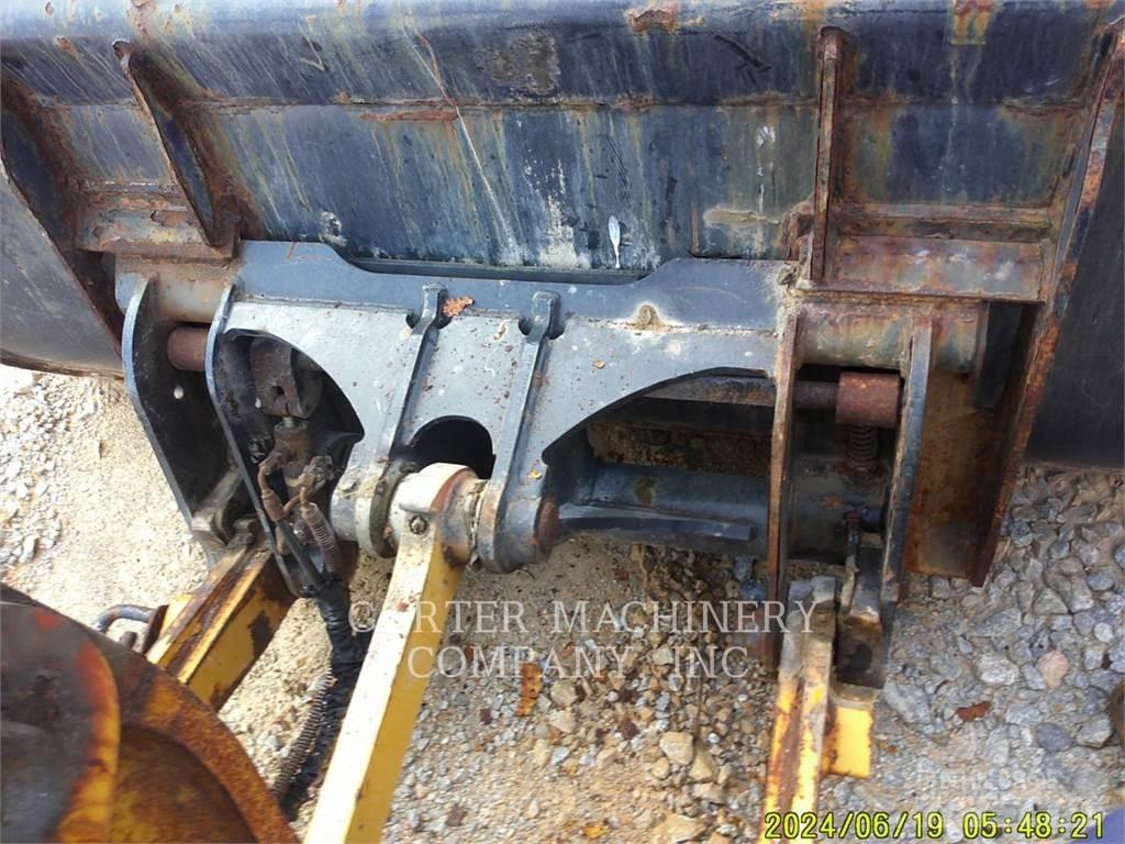 CAT 906M Pale gommate