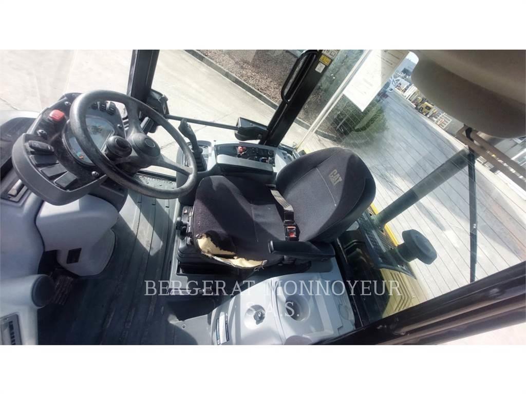 CAT 906M Pale gommate