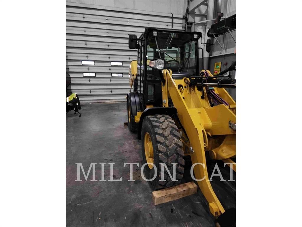 CAT 906M Pale gommate