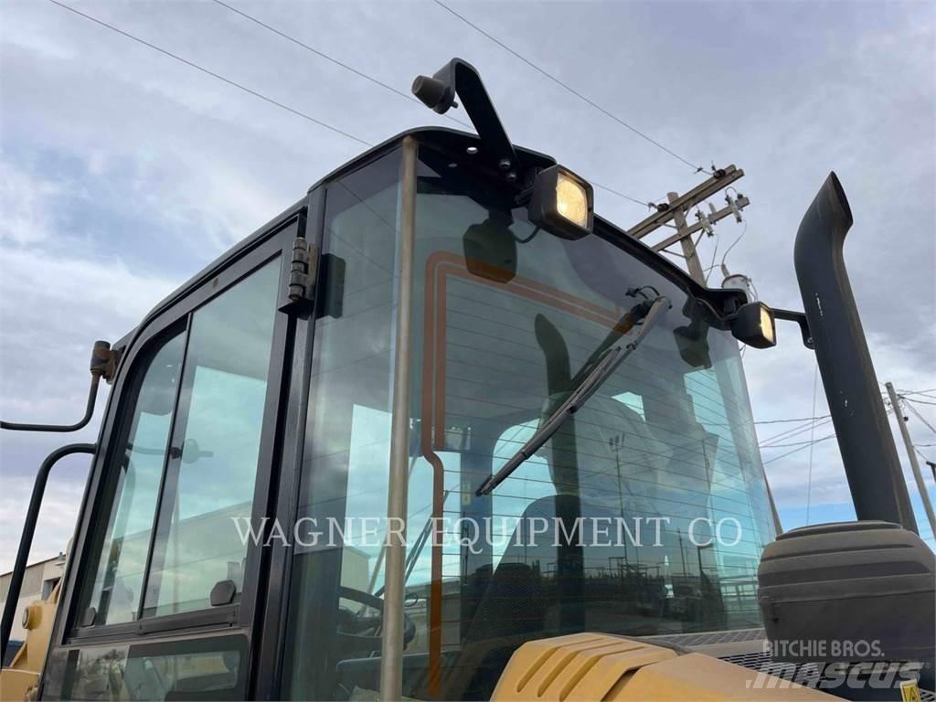 CAT 906M Pale gommate