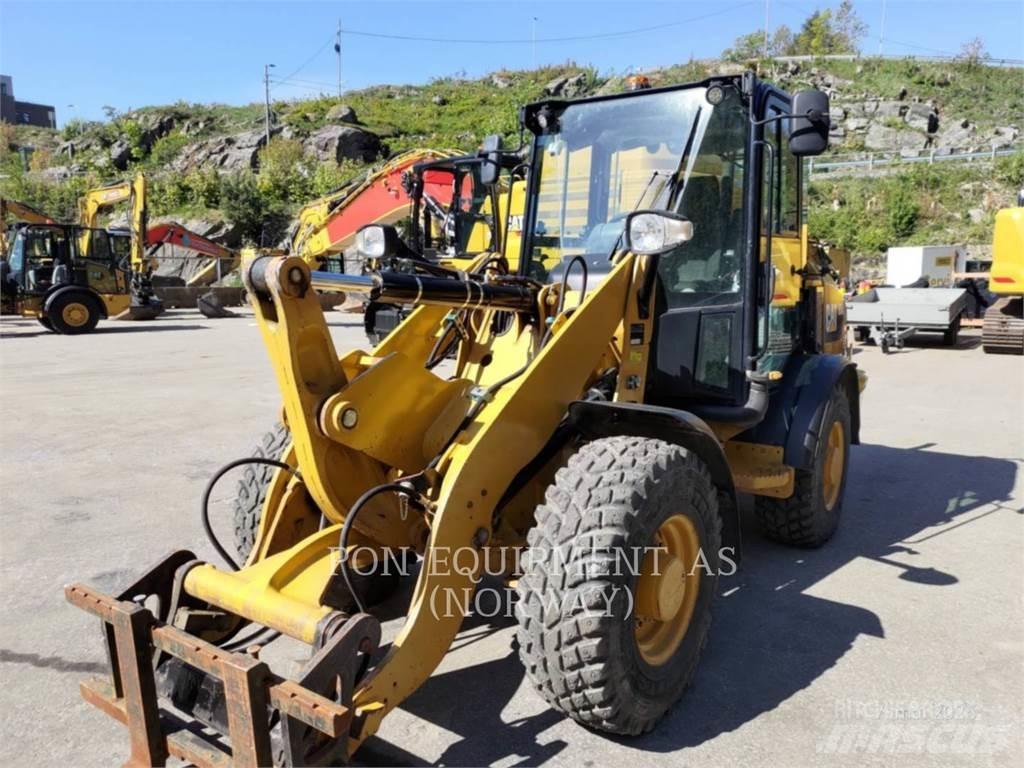 CAT 906M Pale gommate