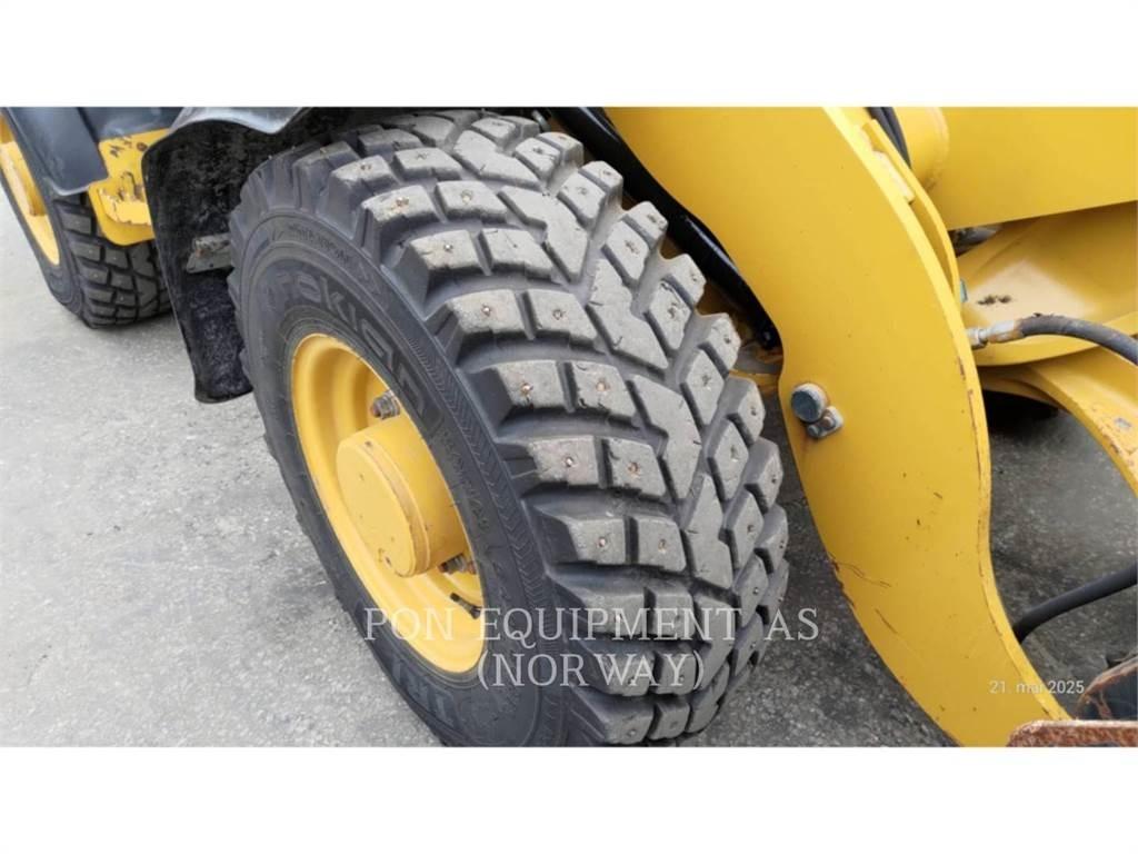 CAT 906M Pale gommate
