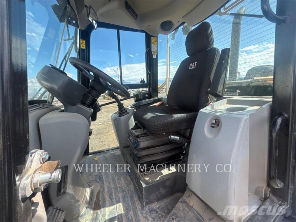 CAT 906M Pale gommate