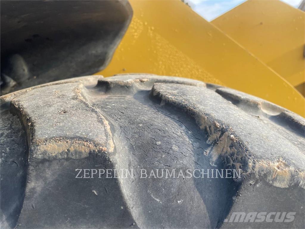 CAT 906M Pale gommate