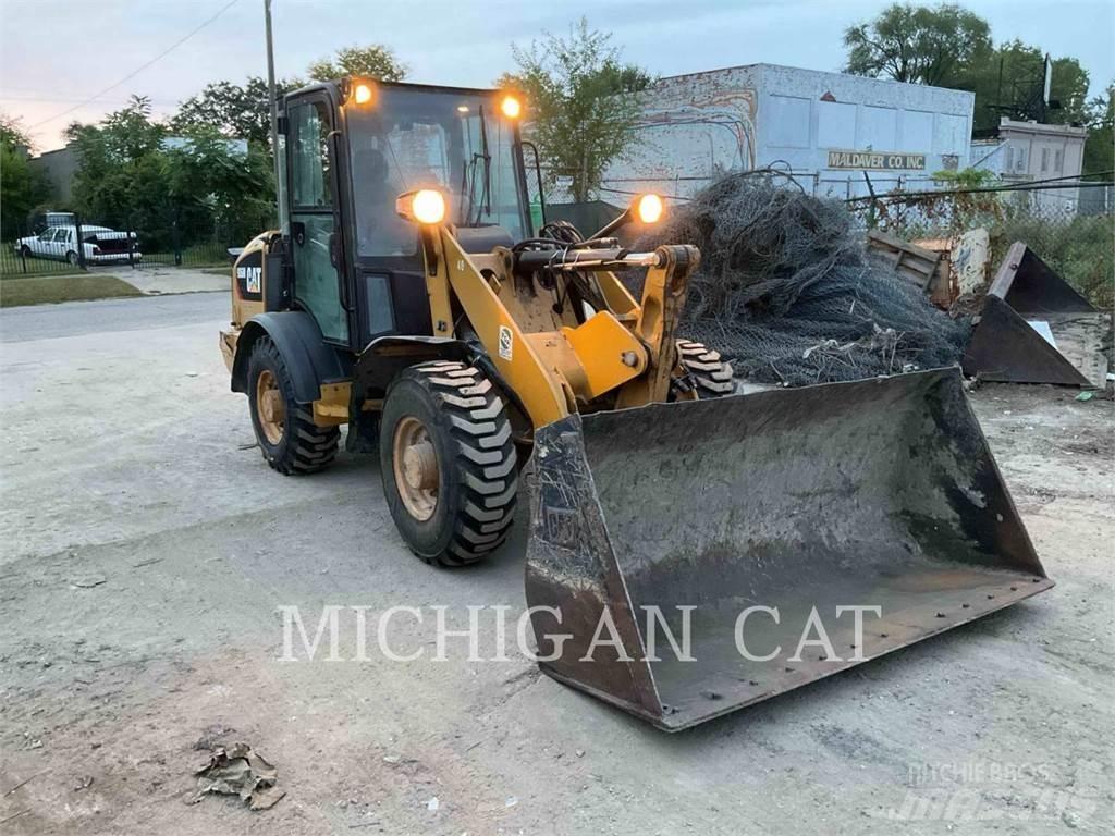 CAT 906M AR Pale gommate