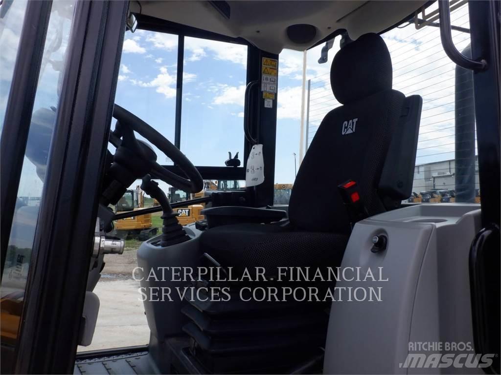CAT 908M Pale gommate