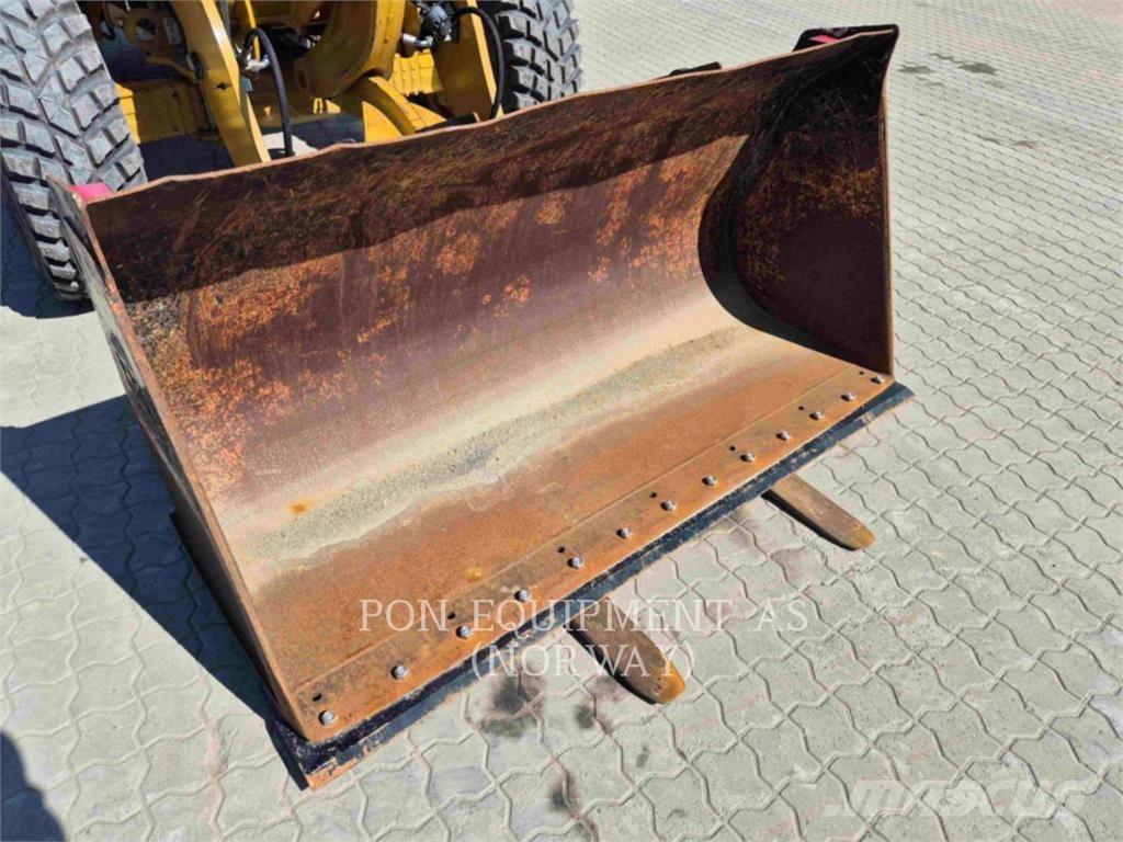 CAT 908M Pale gommate