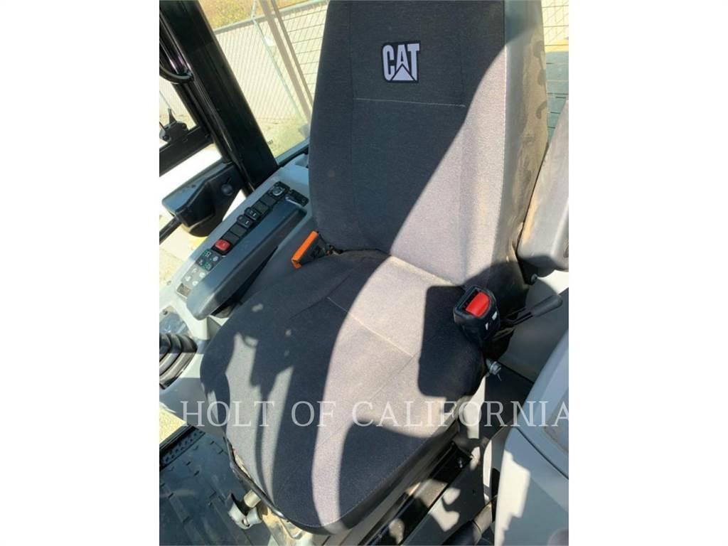 CAT 910M Pale gommate