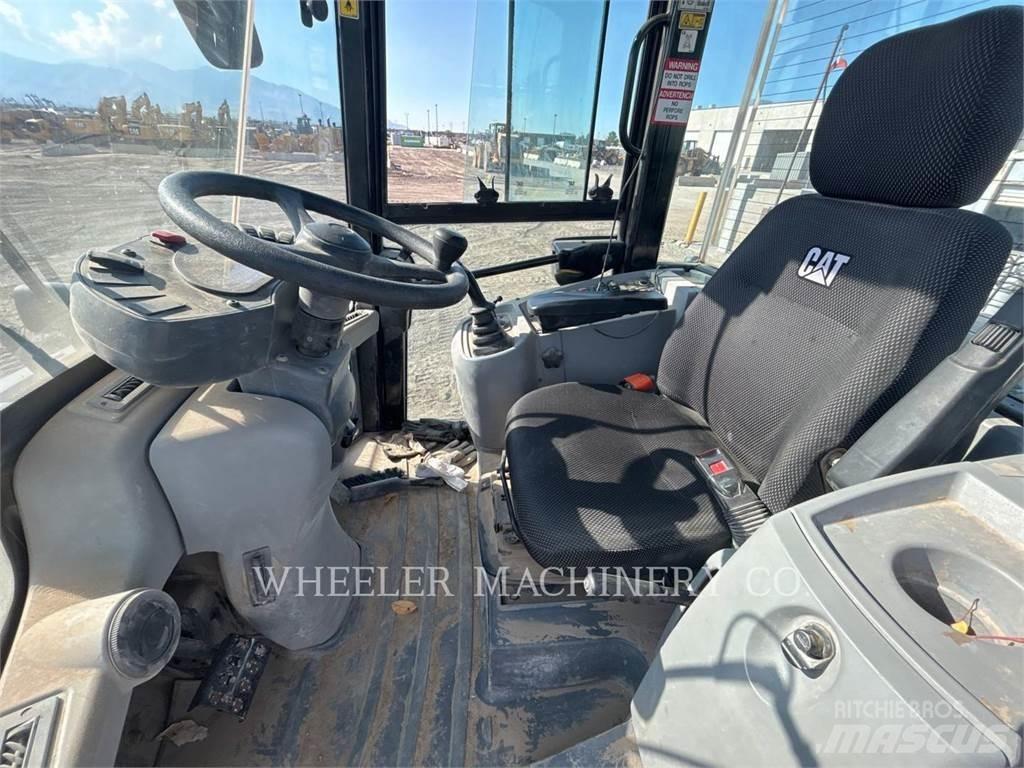 CAT 910M Pale gommate