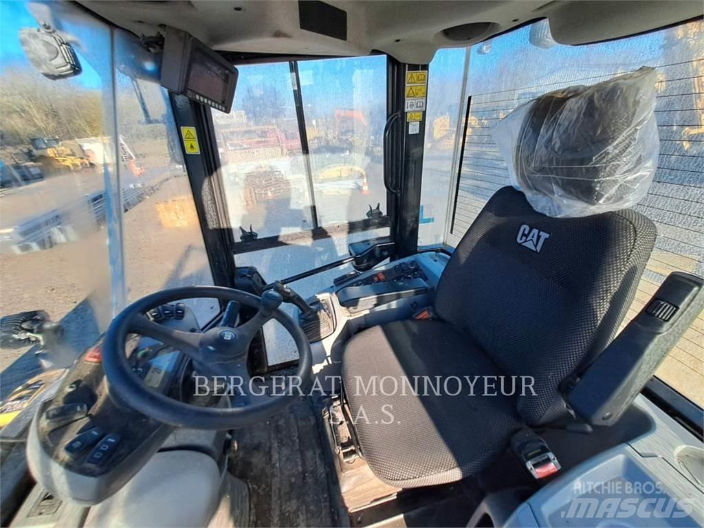 CAT 914 Pale gommate