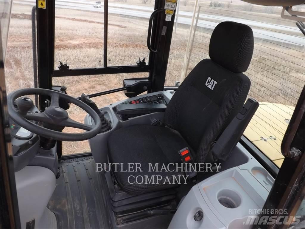 CAT 918M Pale gommate