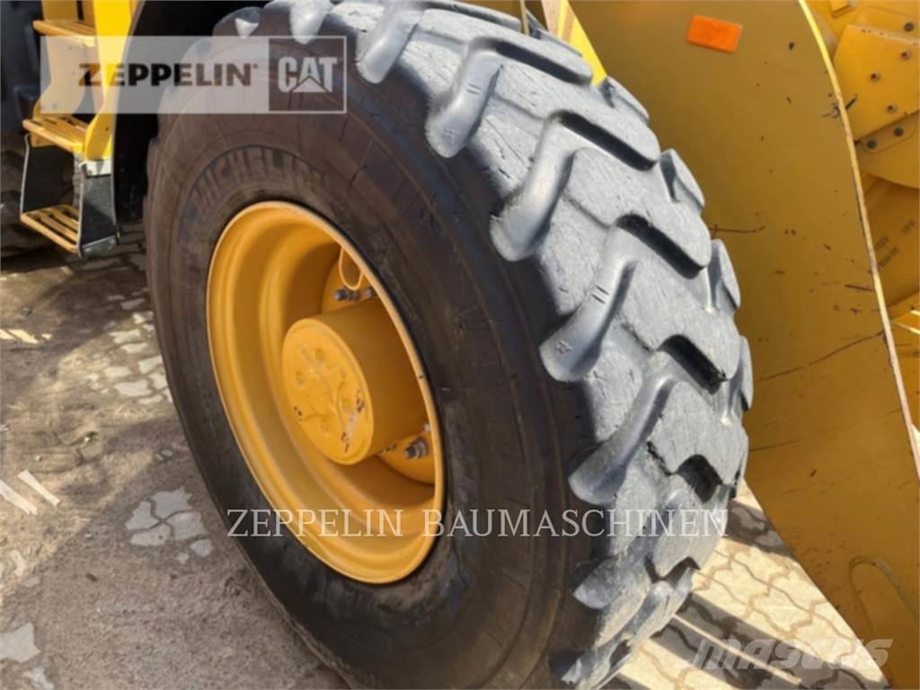 CAT 918M Pale gommate