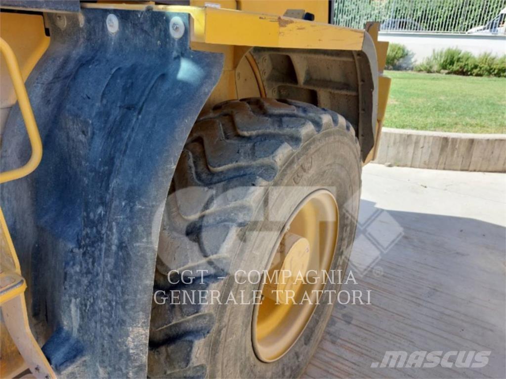 CAT 918M Pale gommate