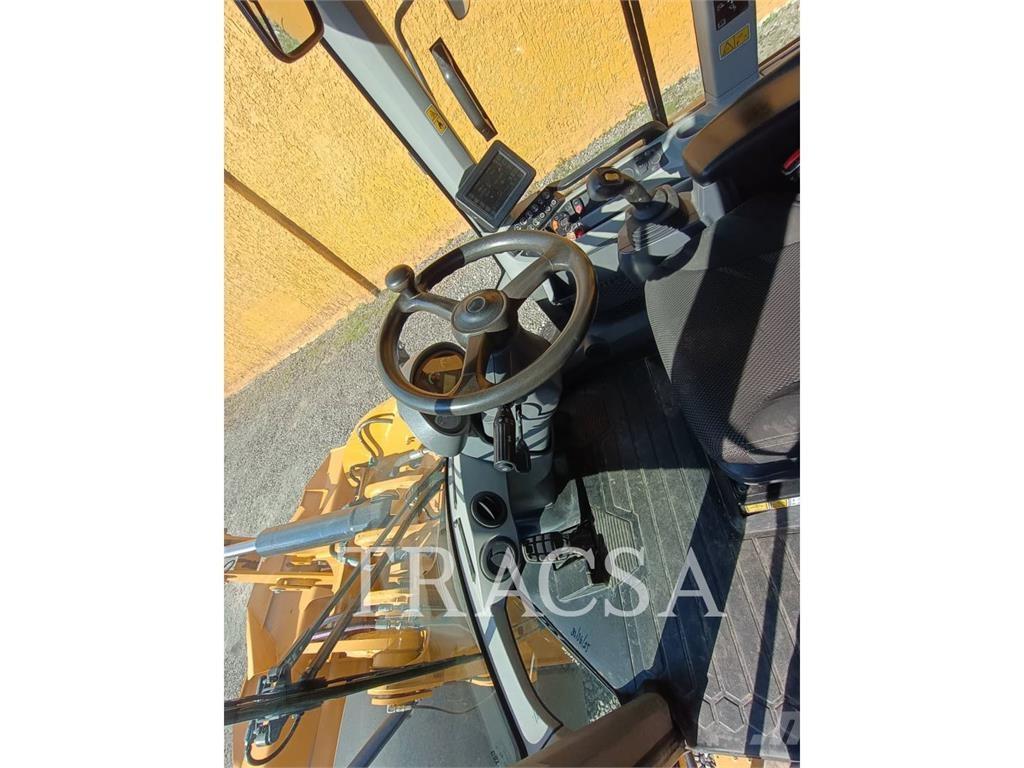 CAT 924K Pale gommate