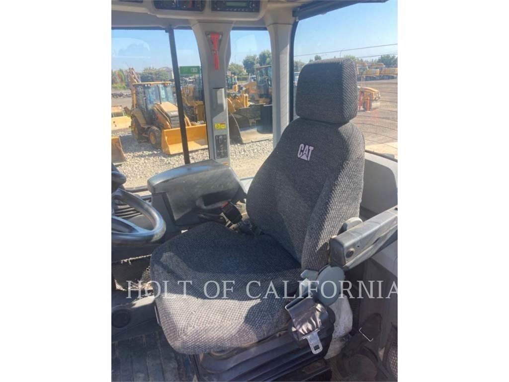 CAT 926M Pale gommate