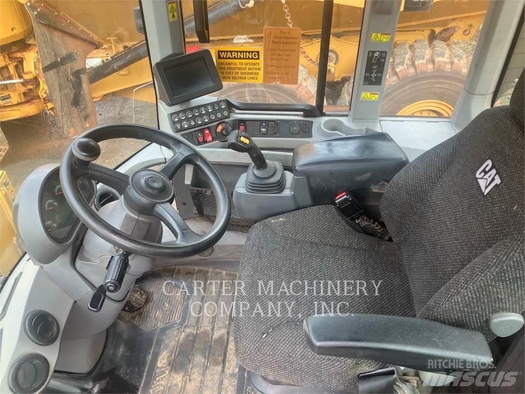 CAT 926M Pale gommate