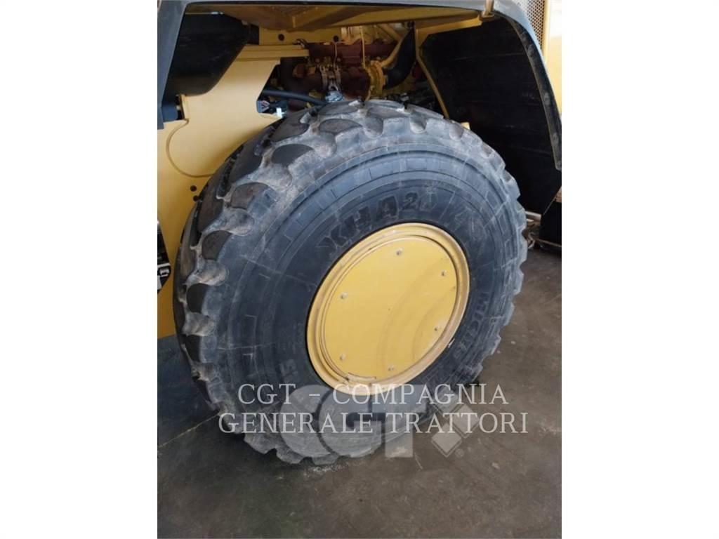 CAT 926M Pale gommate
