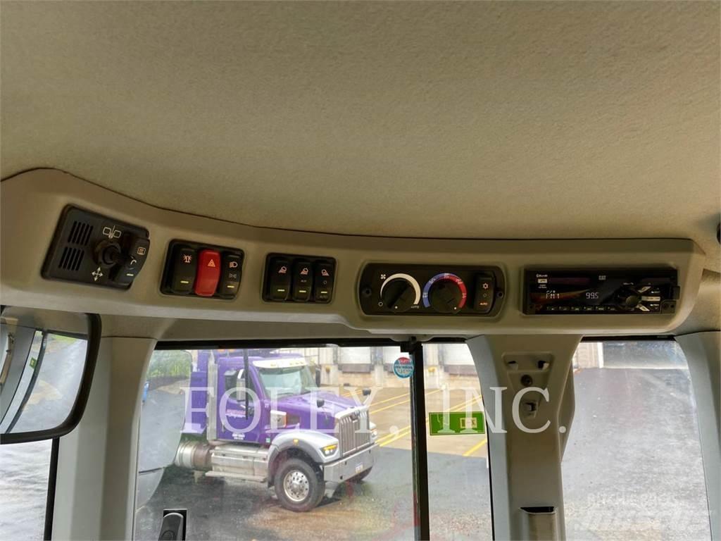 CAT 926M Pale gommate