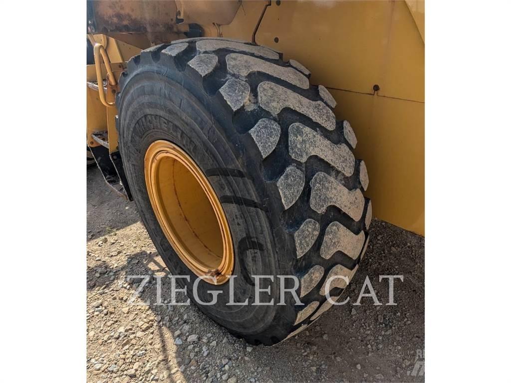 CAT 926M Pale gommate