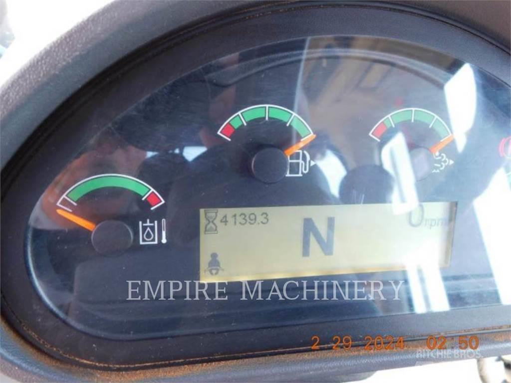 CAT 926M Pale gommate