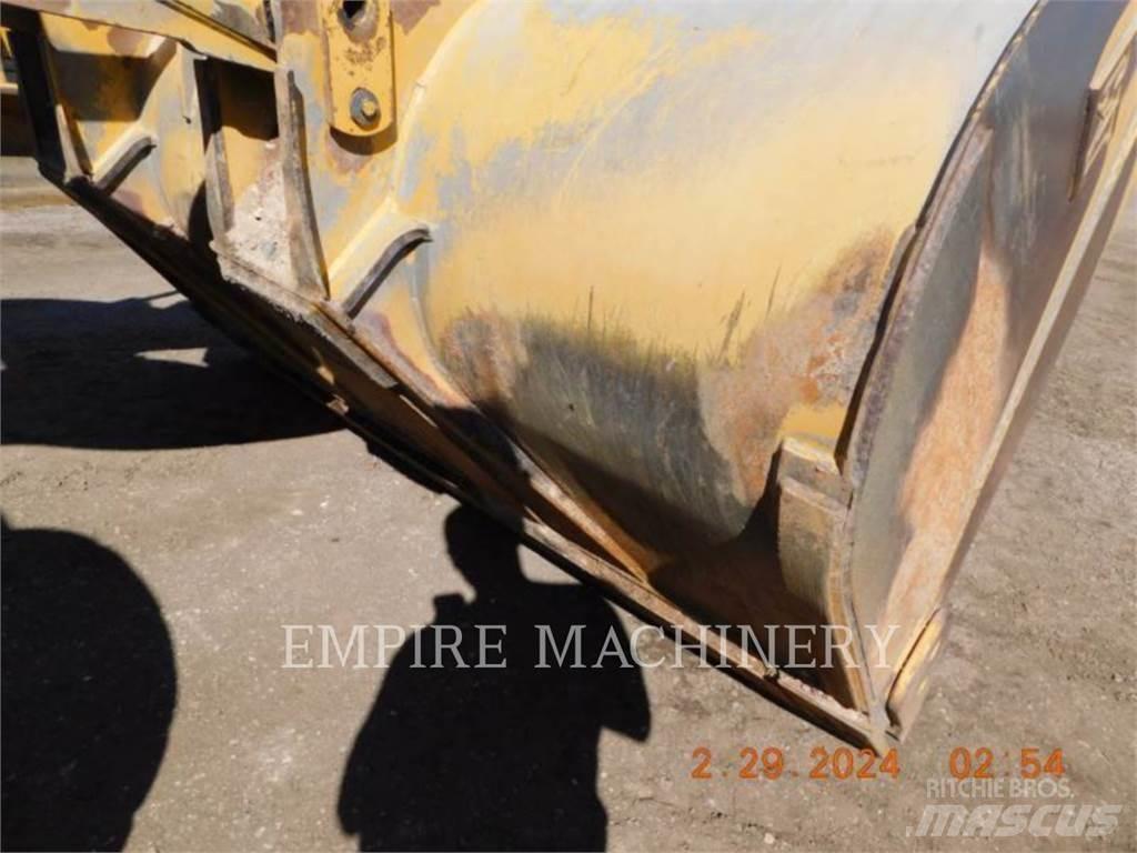 CAT 926M Pale gommate