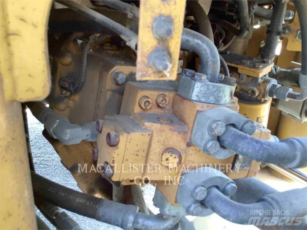 CAT 926M Pale gommate