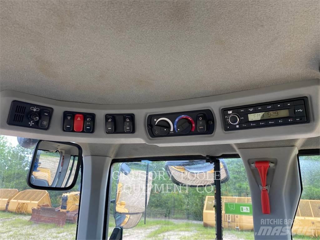 CAT 926M Pale gommate