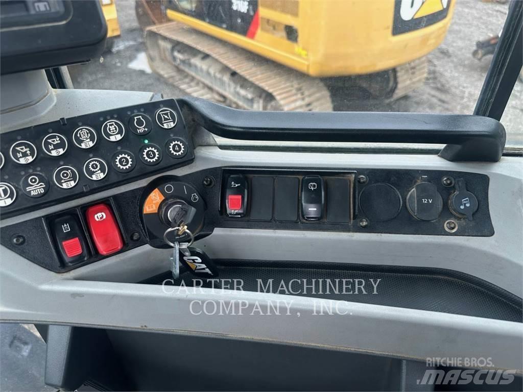 CAT 926M Pale gommate