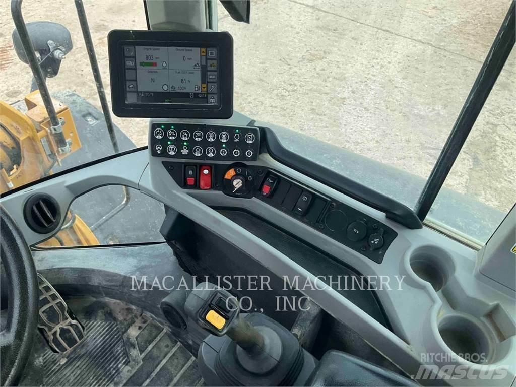 CAT 926M Pale gommate