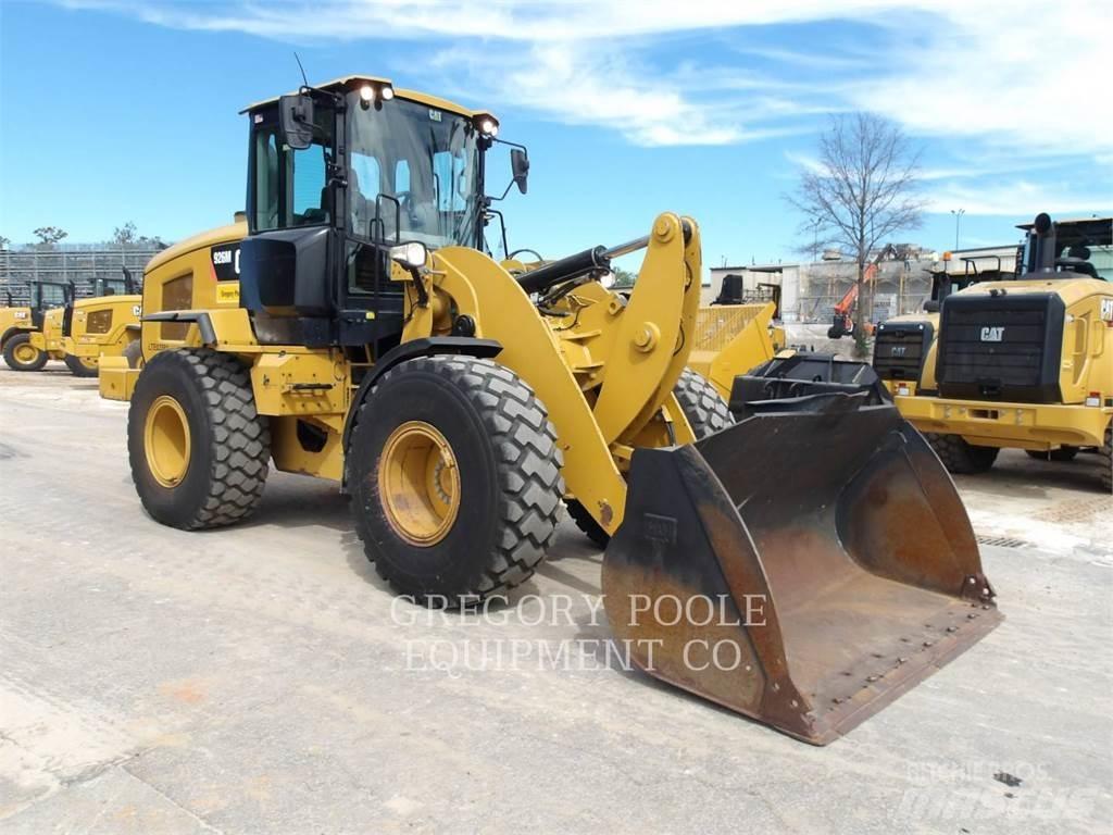 CAT 926M Pale gommate