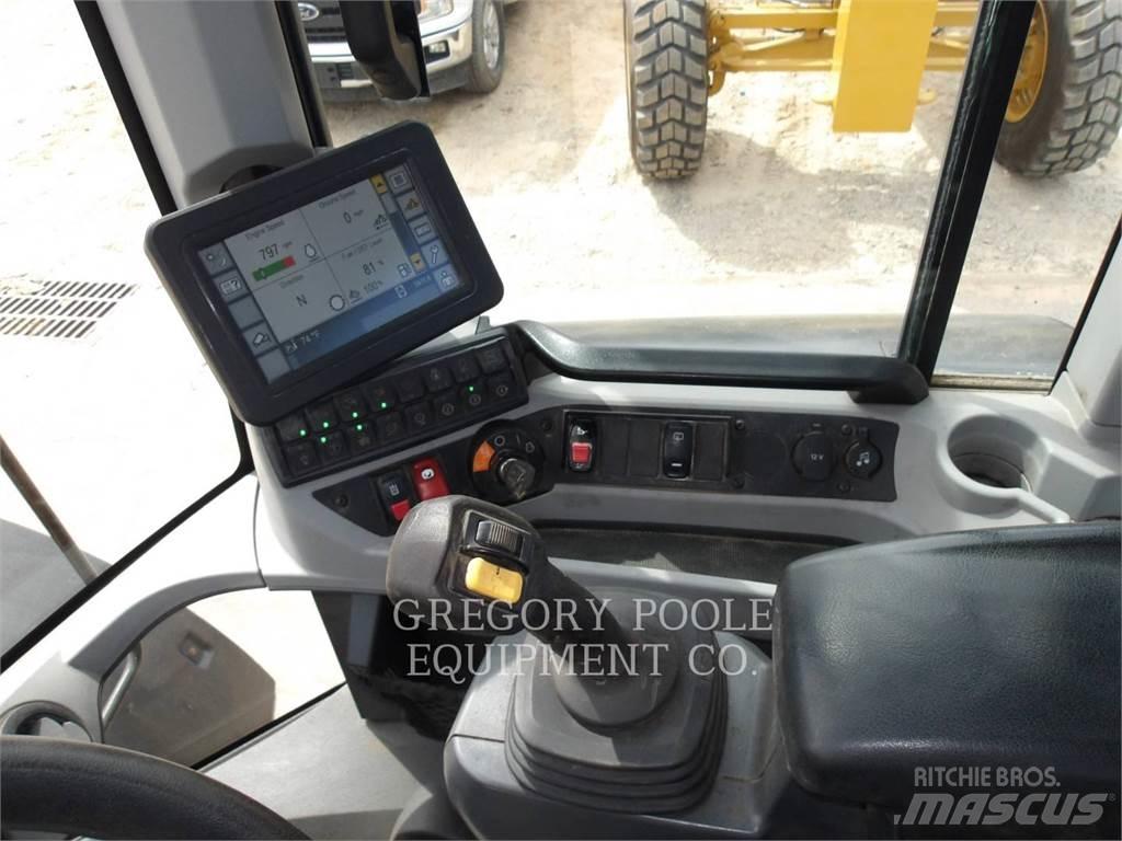 CAT 926M Pale gommate
