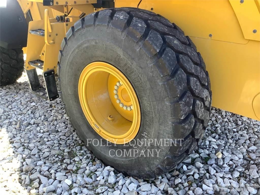 CAT 926M Pale gommate